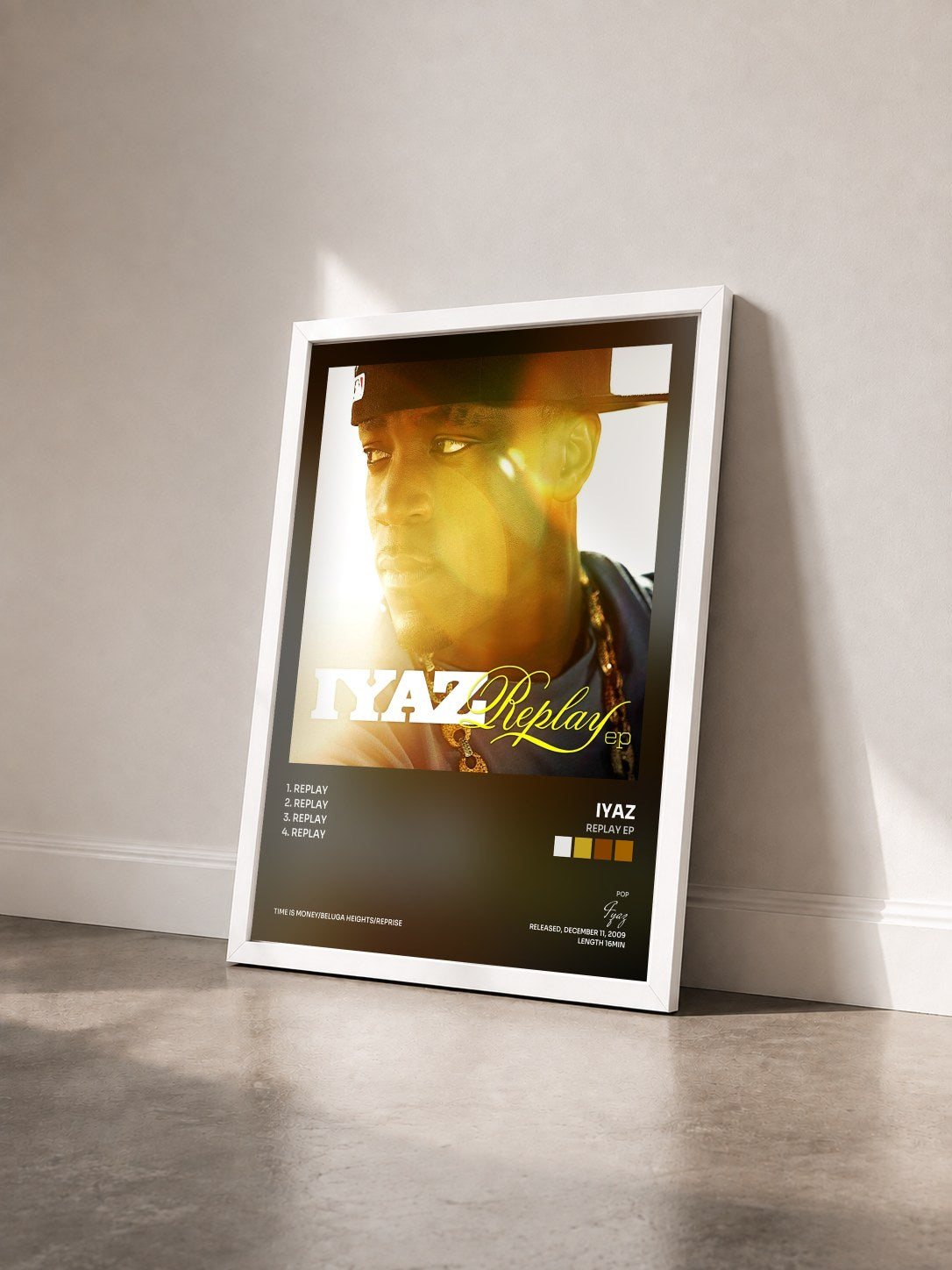 #blanc Tableau de l'album Replay EP de Iyaz vu de trois quarts, cadre blanc