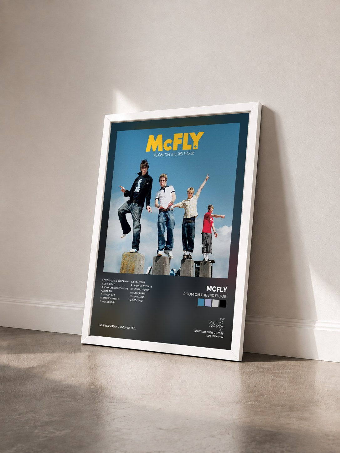 #blanc Tableau de l'album Room On The 3rd Floor de McFly vu de trois quarts, cadre blanc