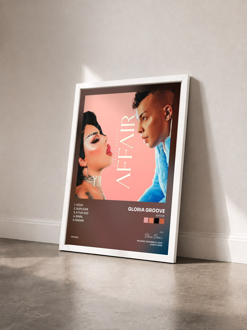#blanc Tableau de l'album Affair de Gloria Groove vu de trois quarts, cadre blanc
