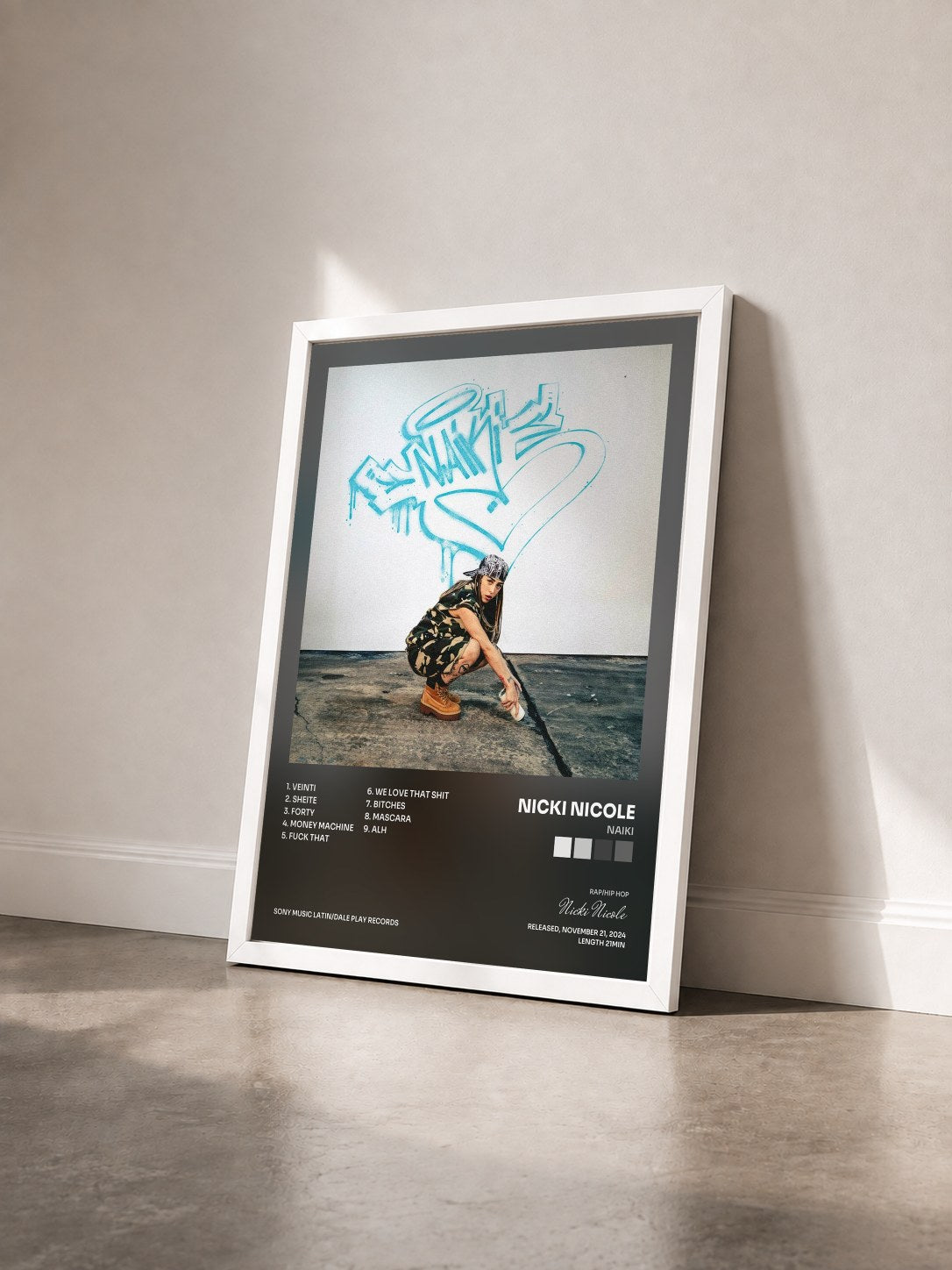 #blanc Tableau de l'album NAIKI de Nicki Nicole vu de trois quarts, cadre blanc