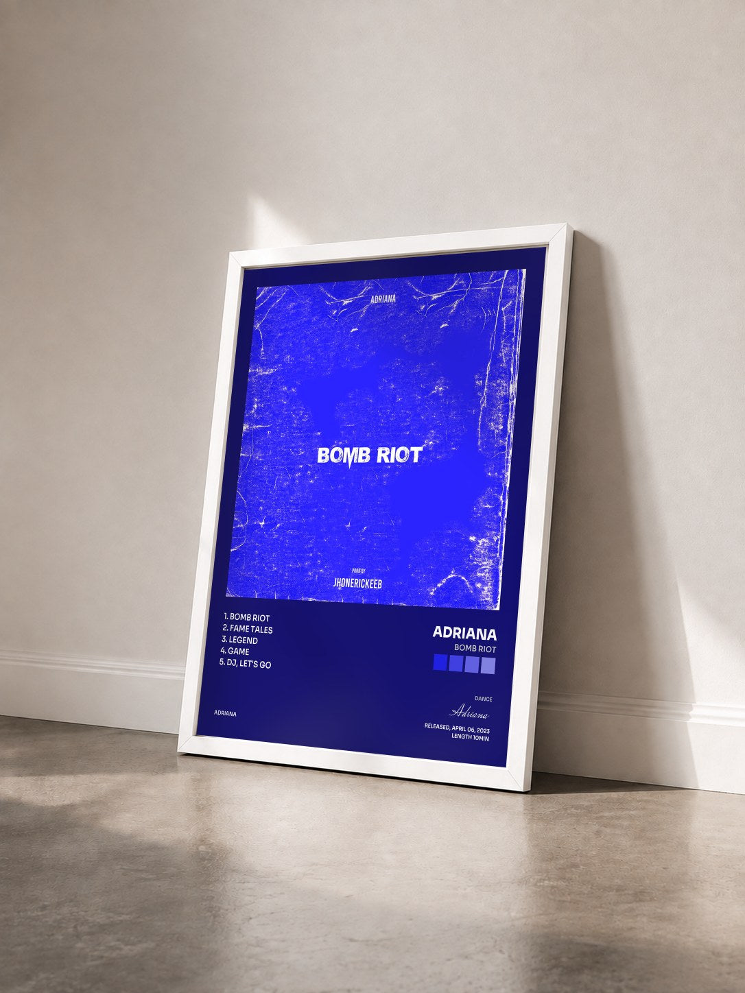 #blanc Tableau de l'album Bomb Riot de Adriana vu de trois quarts, cadre blanc