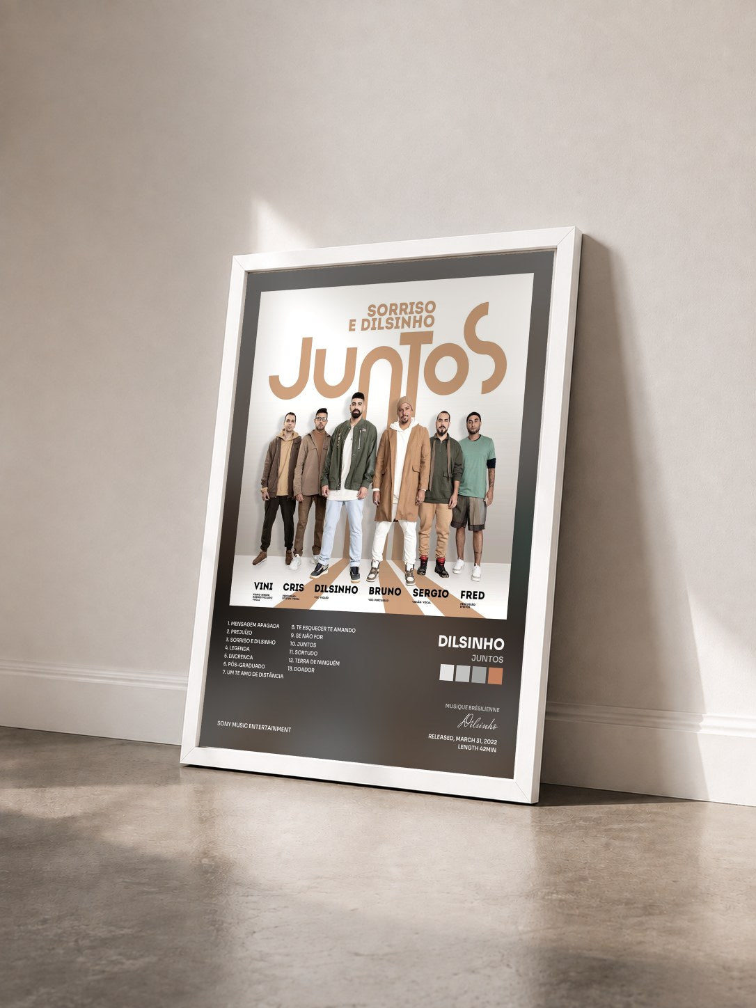 #blanc Tableau de l'album Juntos de Dilsinho vu de trois quarts, cadre blanc
