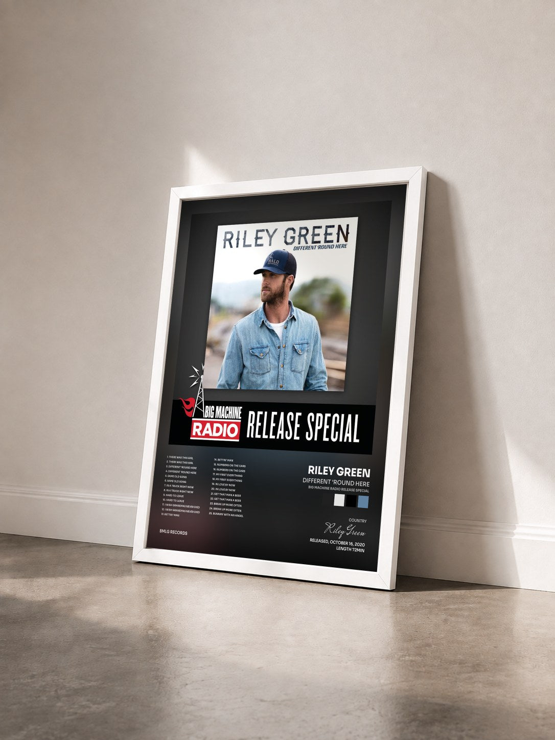 #blanc Tableau de l'album Different 'Round Here (Big Machine Radio Release Special) de Riley Green vu de trois quarts, cadre blanc