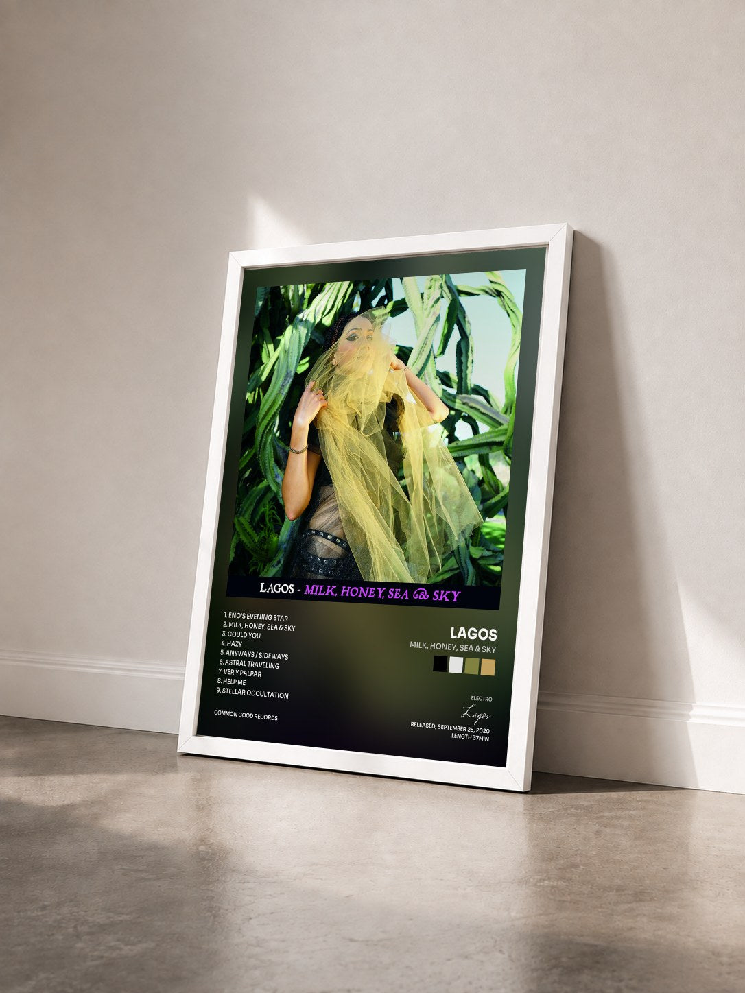 #blanc Tableau de l'album Milk, Honey, Sea & Sky de Lagos vu de trois quarts, cadre blanc