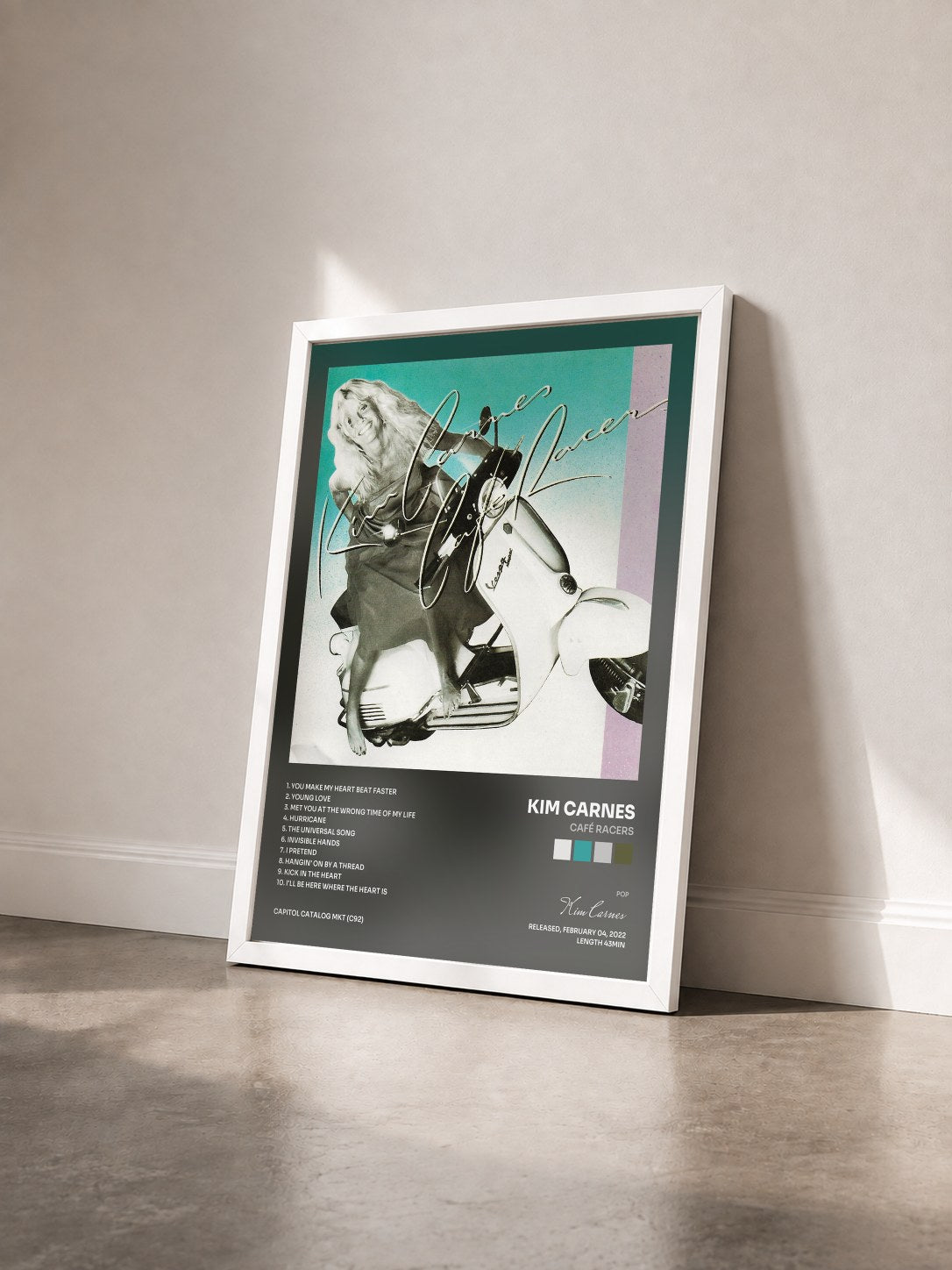 #blanc Tableau de l'album Café Racers de Kim Carnes vu de trois quarts, cadre blanc