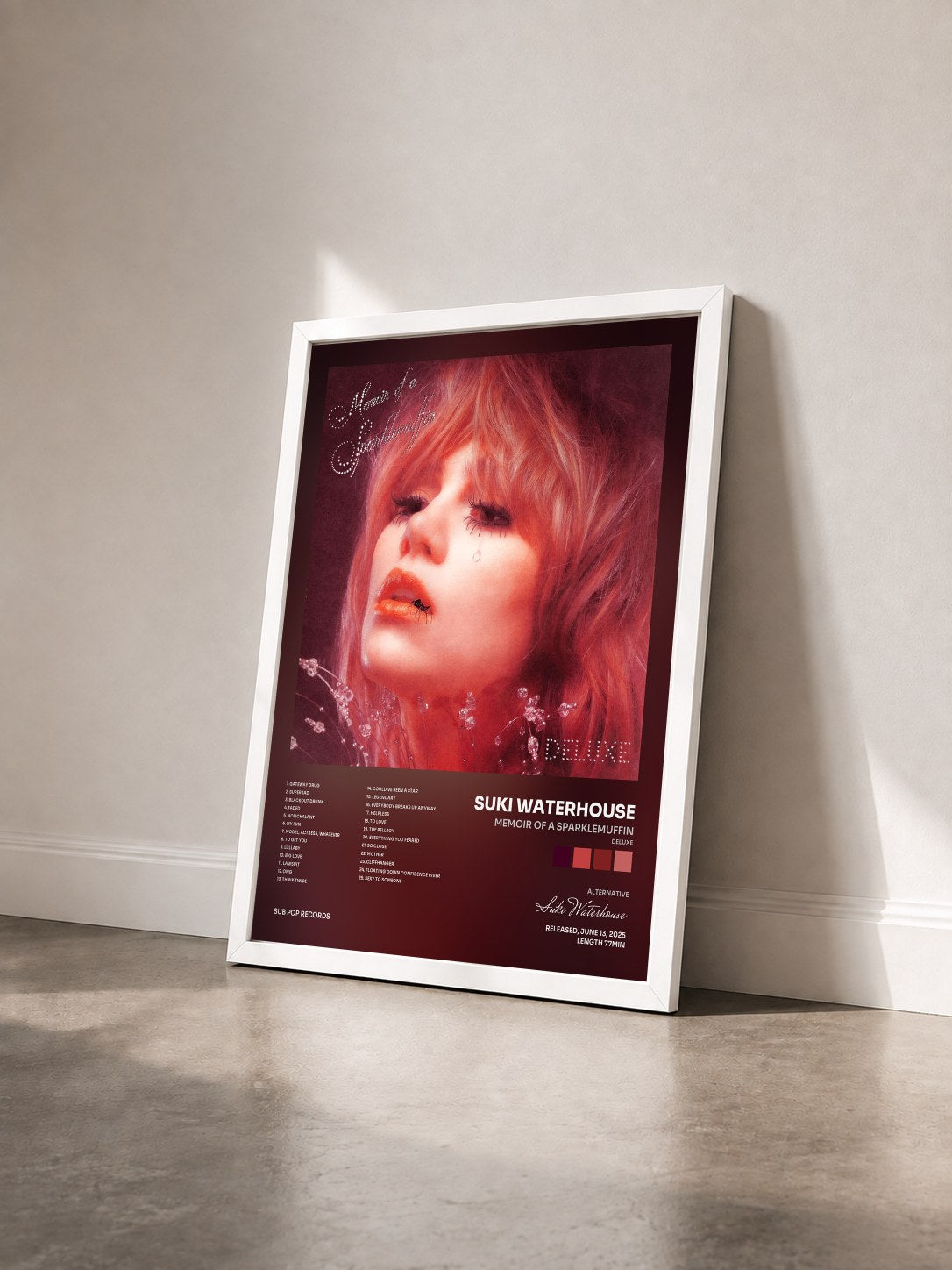 #blanc Tableau de l'album Memoir of a Sparklemuffin (Deluxe) de Suki Waterhouse vu de trois quarts, cadre blanc