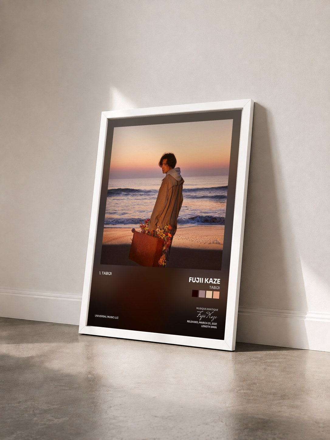 #blanc Tableau de l'album Tabiji de Fujii Kaze vu de trois quarts, cadre blanc