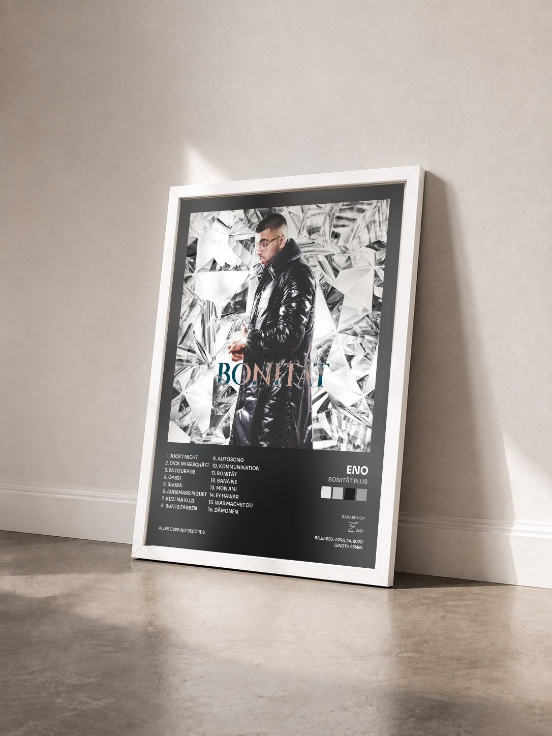 #blanc Tableau de l'album Bonität Plus de Eno vu de trois quarts, cadre blanc