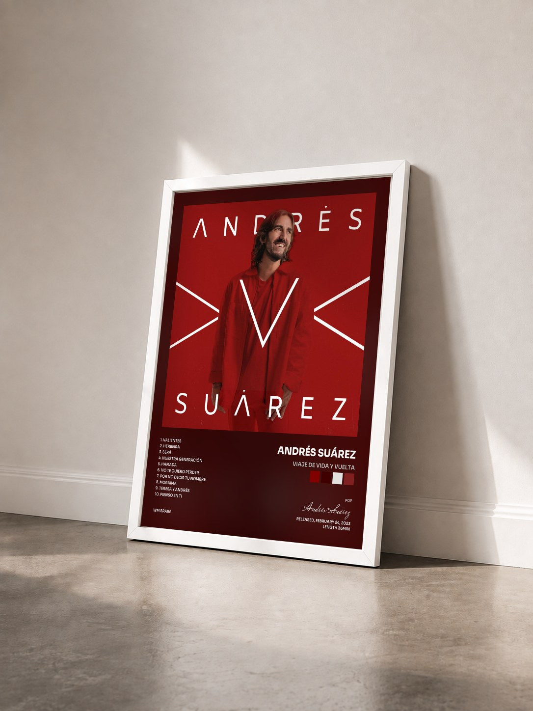 #blanc Tableau de l'album Viaje de Vida y Vuelta de Andrés Suárez vu de trois quarts, cadre blanc
