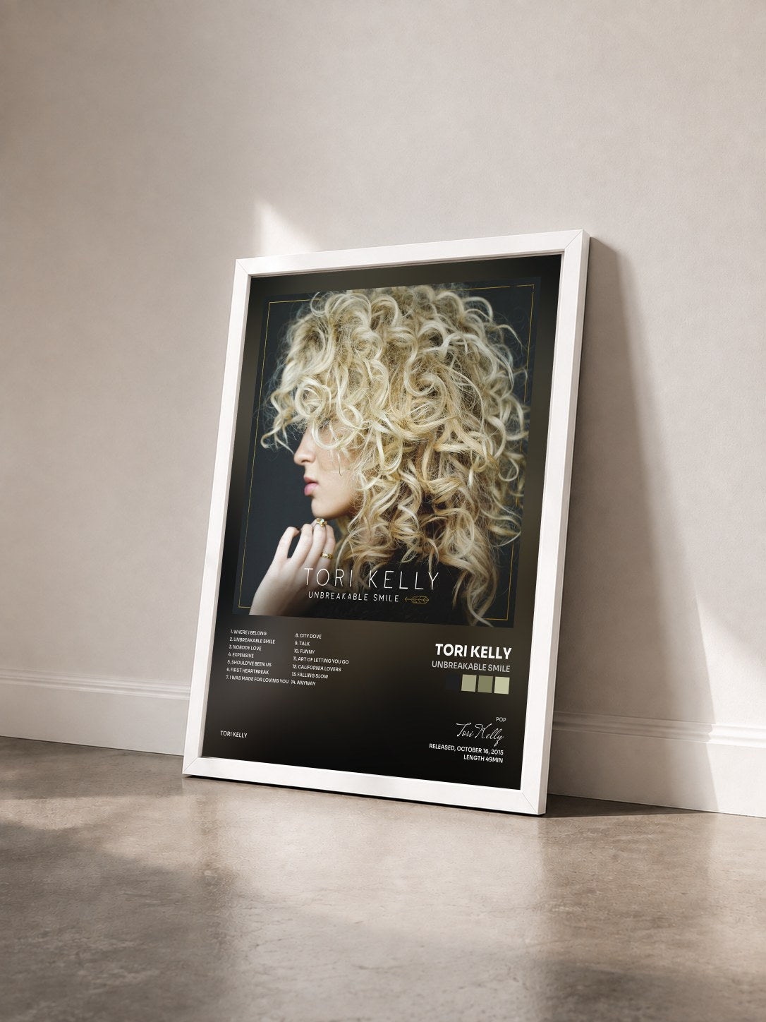 #blanc Tableau de l'album Unbreakable Smile de Tori Kelly vu de trois quarts, cadre blanc