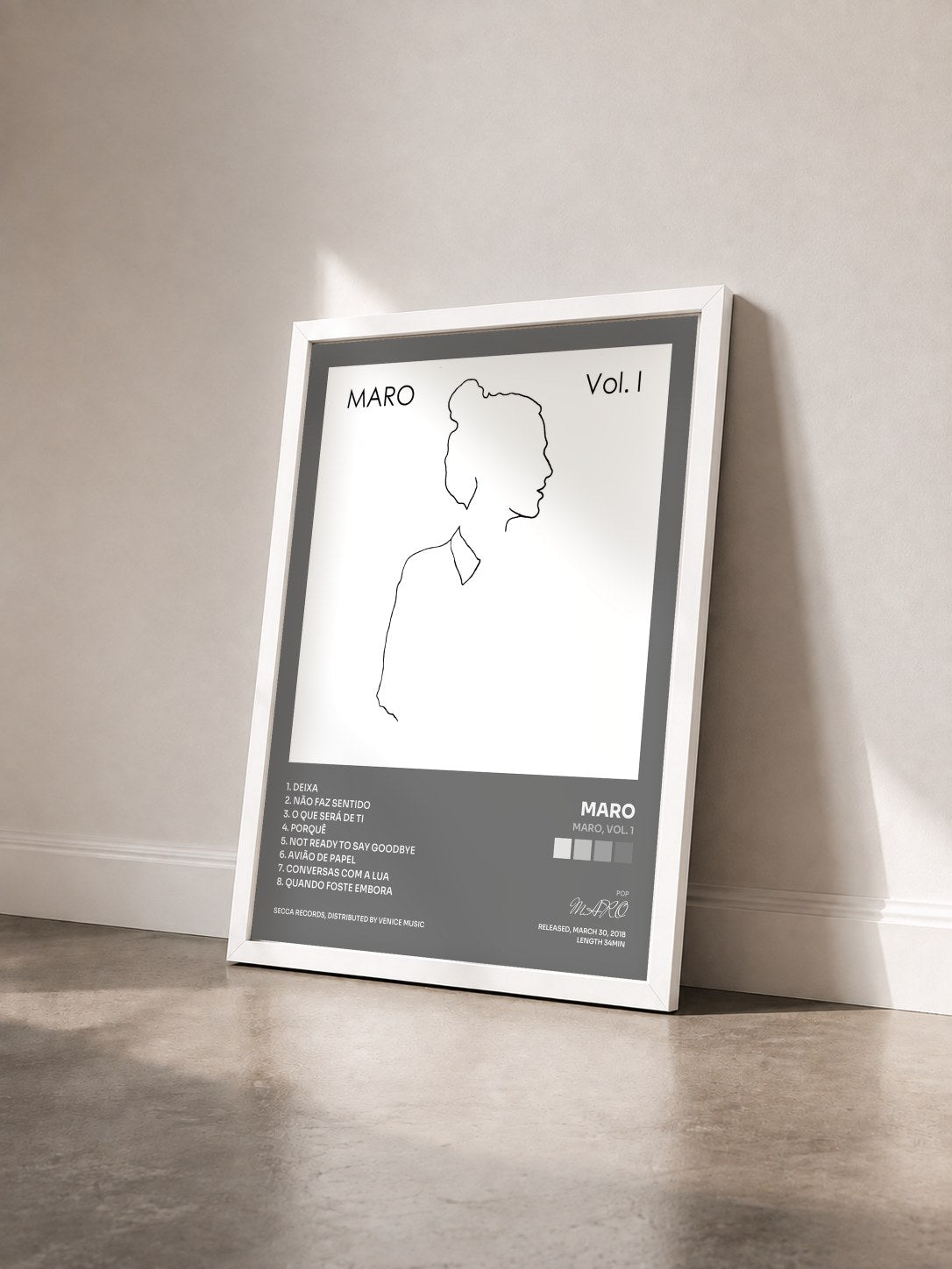 #blanc Tableau de l'album MARO, Vol. 1 de MARO vu de trois quarts, cadre blanc