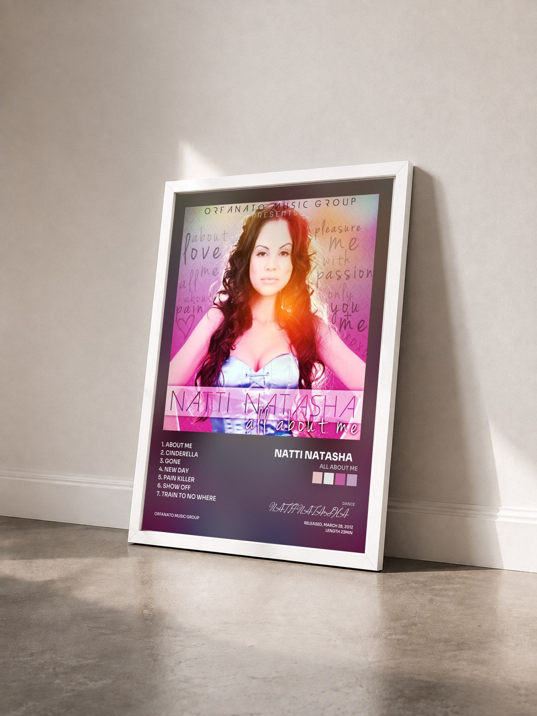 #blanc Tableau de l'album All About Me de NATTI NATASHA    vu de trois quarts, cadre blanc