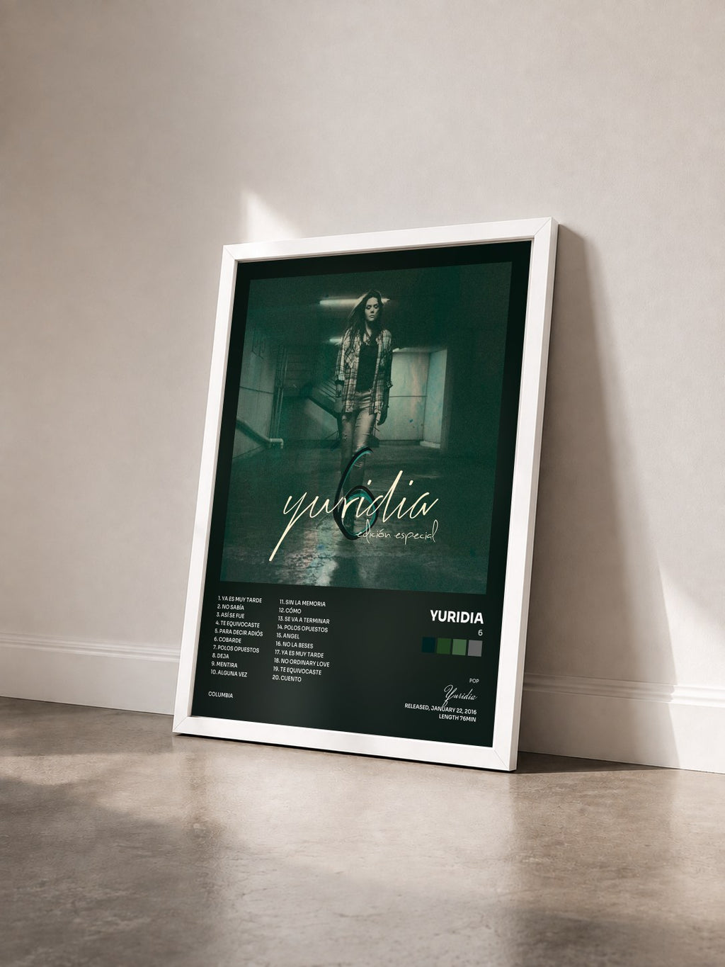 #blanc Tableau de l'album 6 de Yuridia vu de trois quarts, cadre blanc