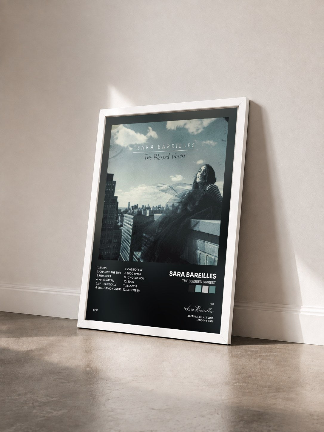#blanc Tableau de l'album The Blessed Unrest de Sara Bareilles vu de trois quarts, cadre blanc