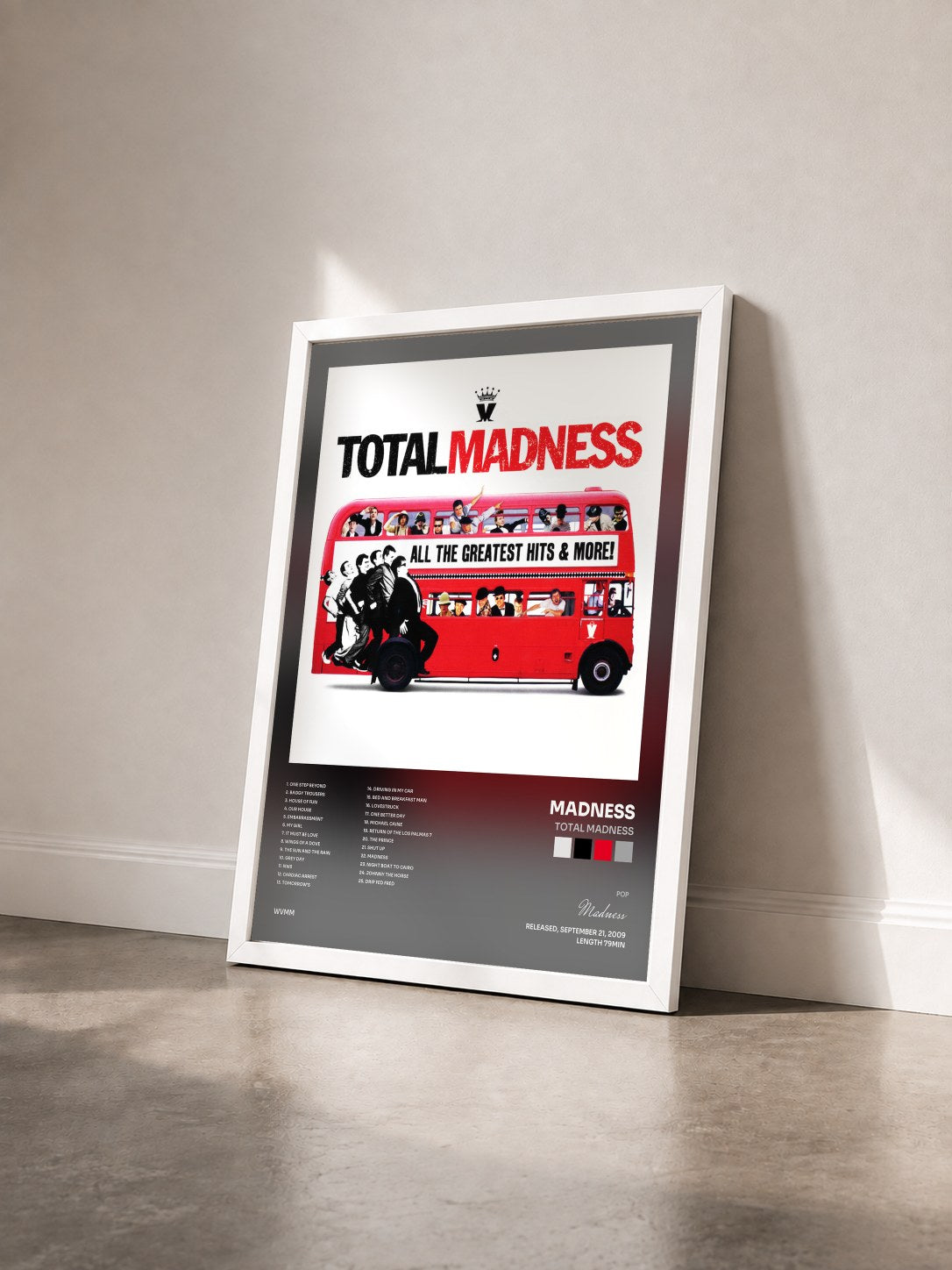 #blanc Tableau de l'album Total Madness de Madness vu de trois quarts, cadre blanc
