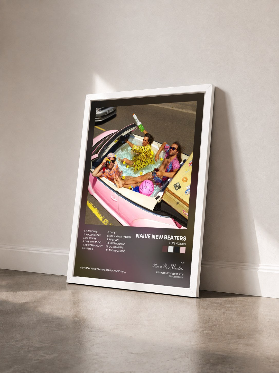 #blanc Tableau de l'album Fun Hours de Naive New Beaters vu de trois quarts, cadre blanc