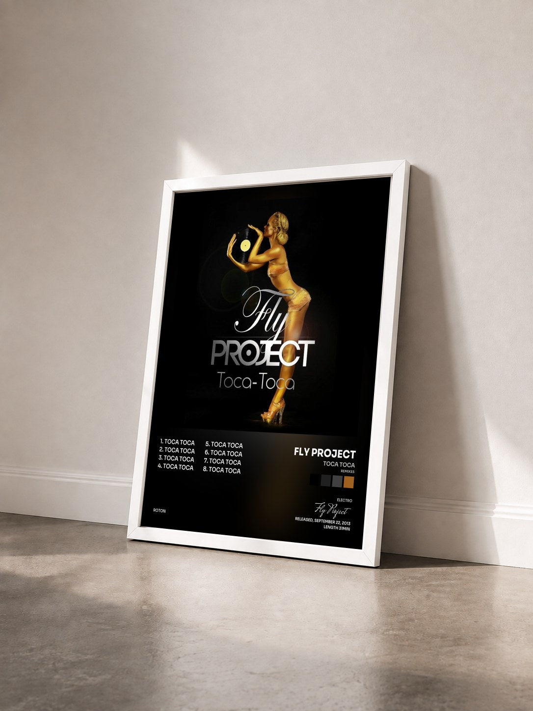#blanc Tableau de l'album Toca Toca (Remixes) de Fly Project vu de trois quarts, cadre blanc