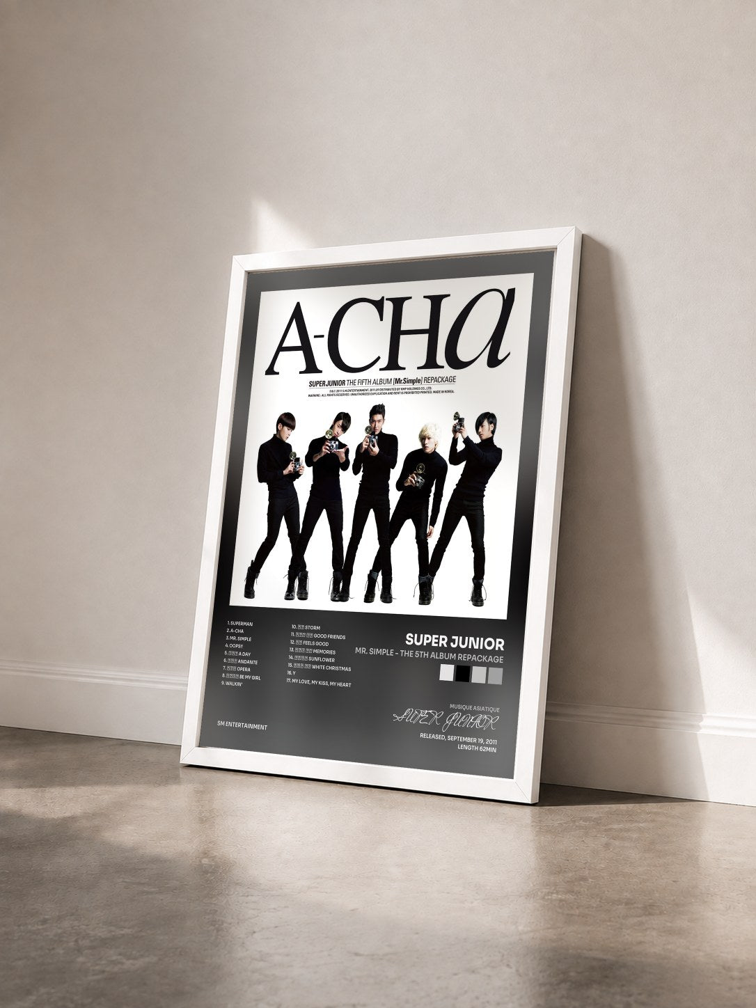 #blanc Tableau de l'album Mr. Simple - The 5th Album Repackage de SUPER JUNIOR vu de trois quarts, cadre blanc