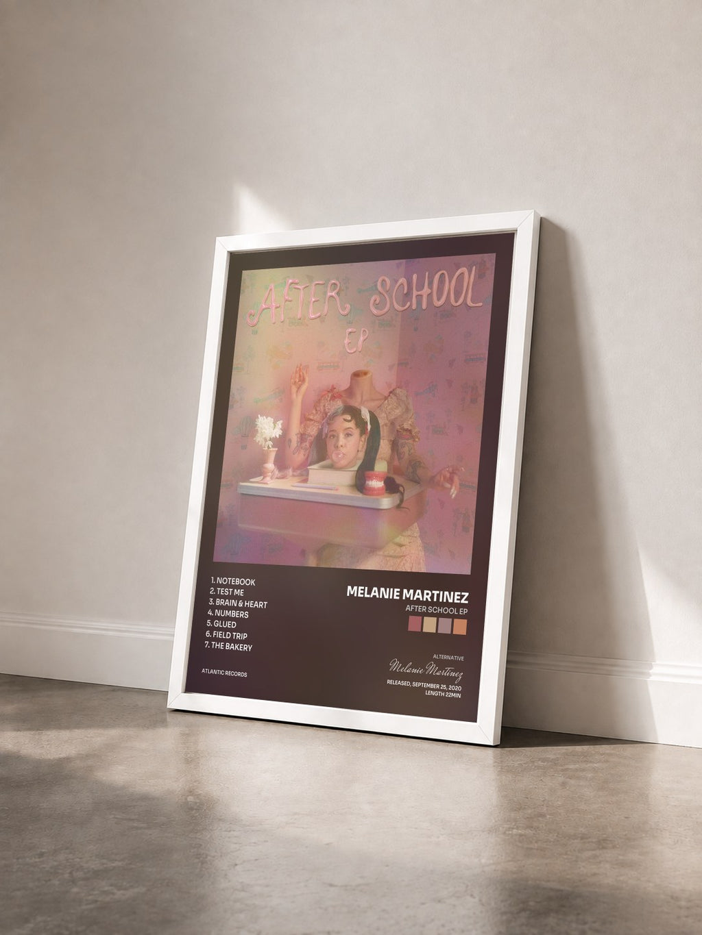 #blanc Tableau de l'album After School EP de Melanie Martinez vu de trois quarts, cadre blanc