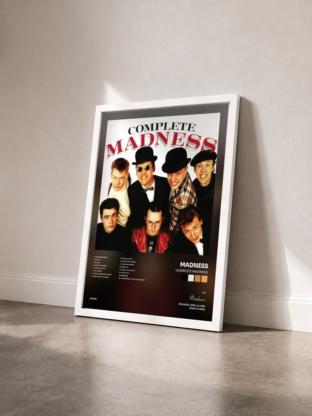 #blanc Tableau de l'album Complete Madness de Madness vu de trois quarts, cadre blanc