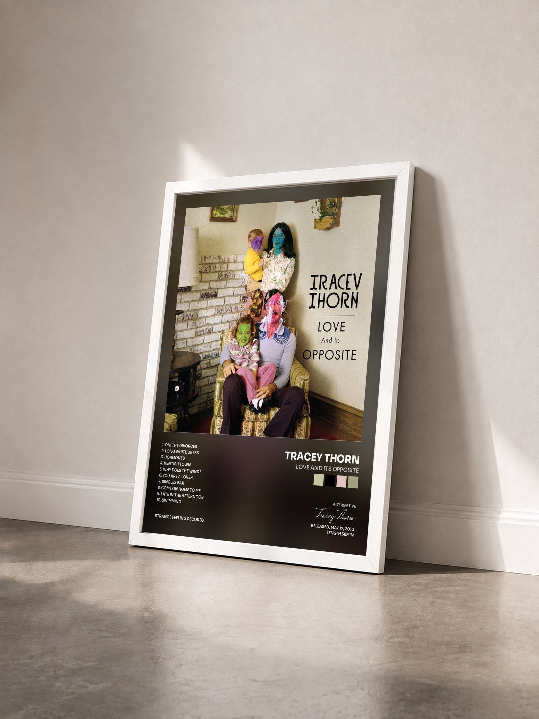 #blanc Tableau de l'album Love and Its Opposite de Tracey Thorn vu de trois quarts, cadre blanc