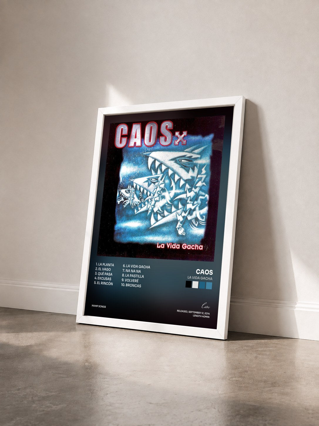 #blanc Tableau de l'album La Vida Gacha de Caos vu de trois quarts, cadre blanc
