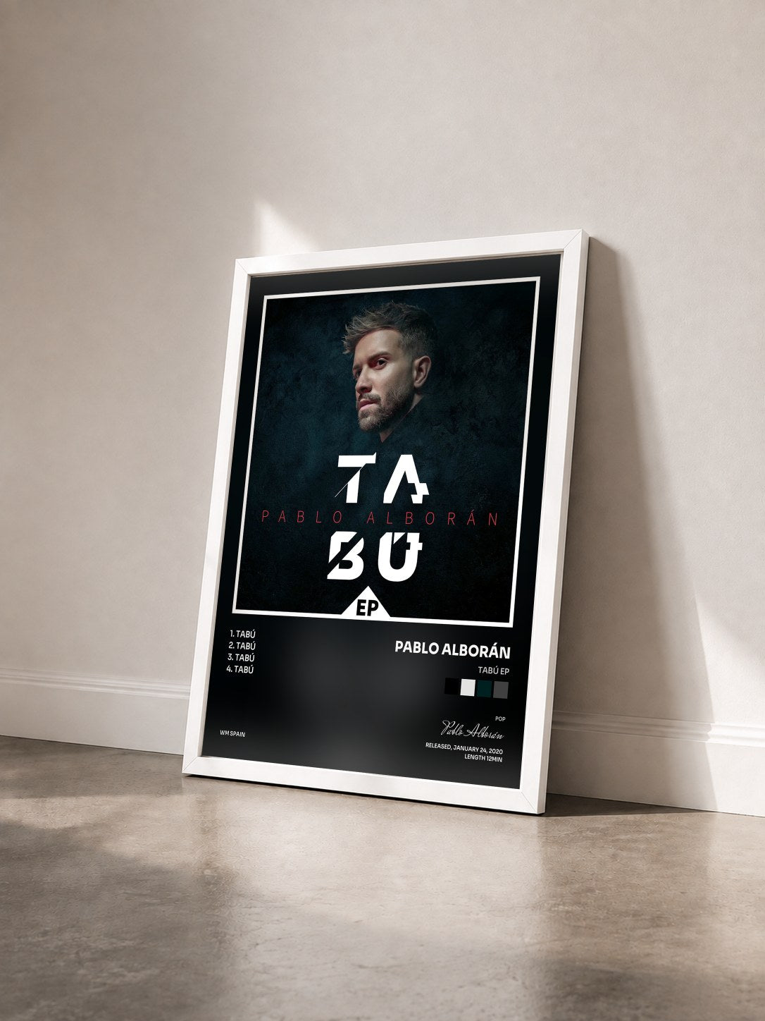 #blanc Tableau de l'album Tabú EP de Pablo Alborán vu de trois quarts, cadre blanc