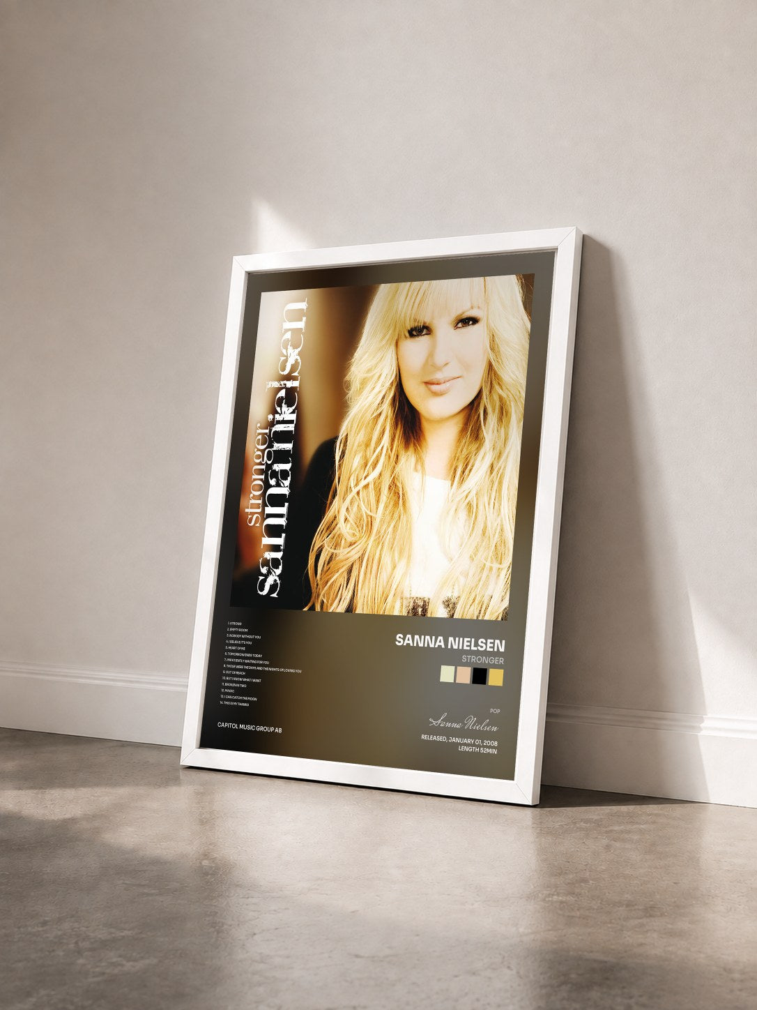 #blanc Tableau de l'album Stronger de Sanna Nielsen vu de trois quarts, cadre blanc