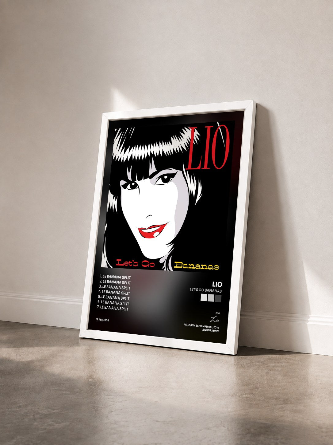 #blanc Tableau de l'album Let's Go Bananas de Lio vu de trois quarts, cadre blanc