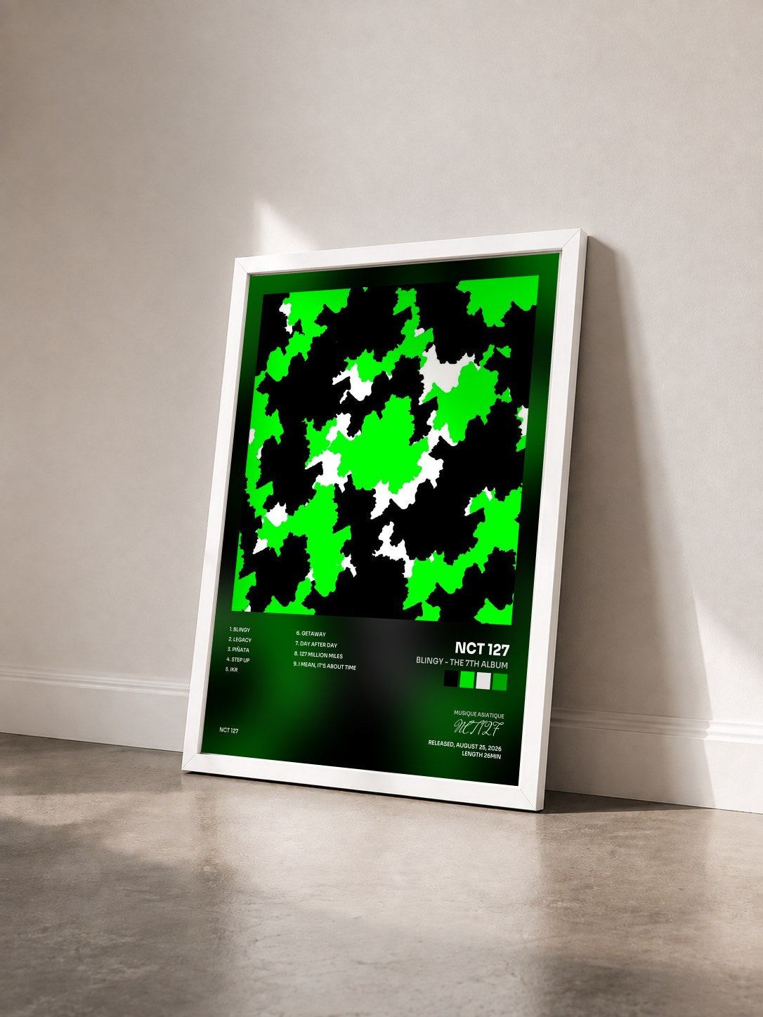 #blanc Tableau de l'album BLINGY - The 7th Album de NCT 127 vu de trois quarts, cadre blanc