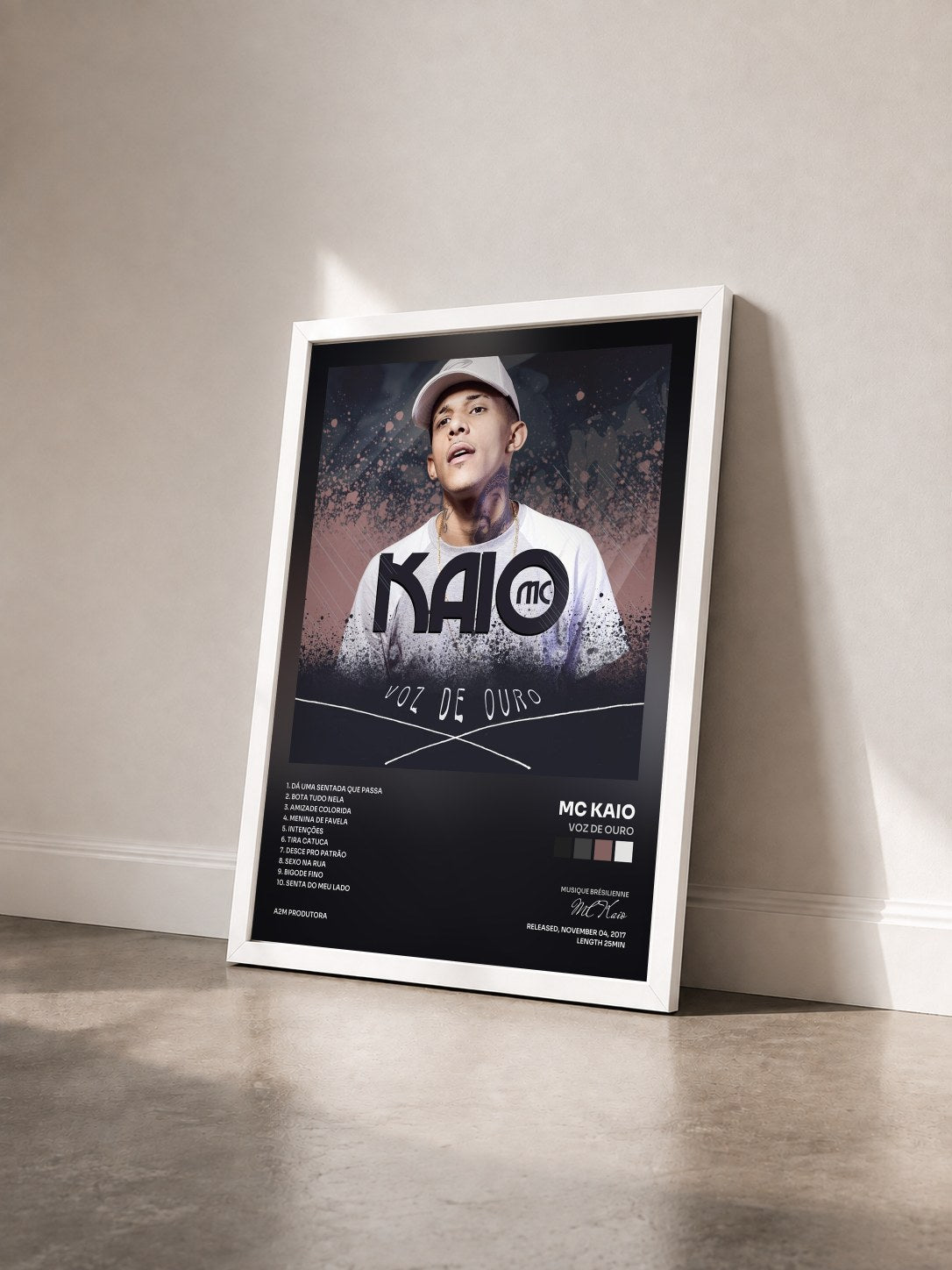 #blanc Tableau de l'album Voz de Ouro de MC Kaio vu de trois quarts, cadre blanc