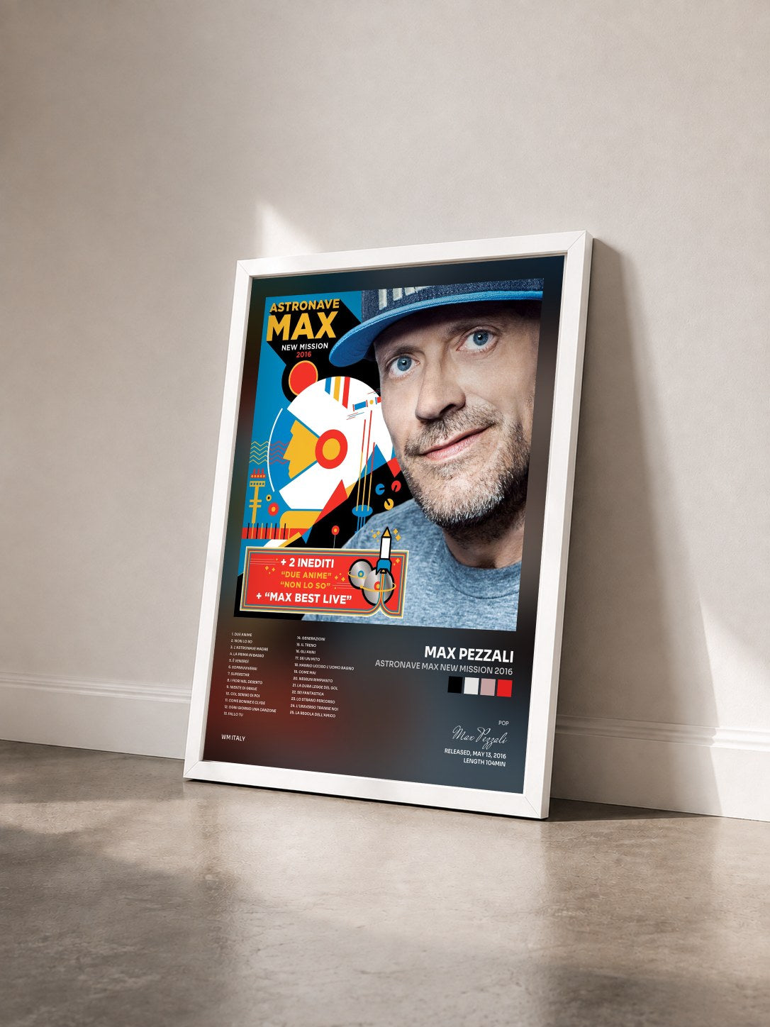 #blanc Tableau de l'album Astronave Max New Mission 2016 de Max Pezzali vu de trois quarts, cadre blanc