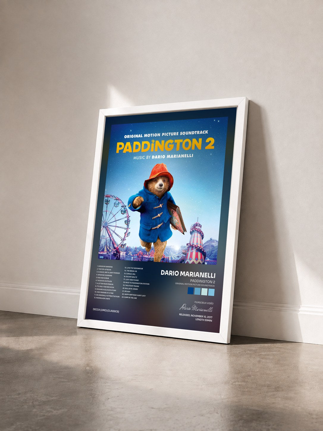 #blanc Tableau de l'album Paddington 2 (Original Motion Picture Soundtrack) de Dario Marianelli vu de trois quarts, cadre blanc