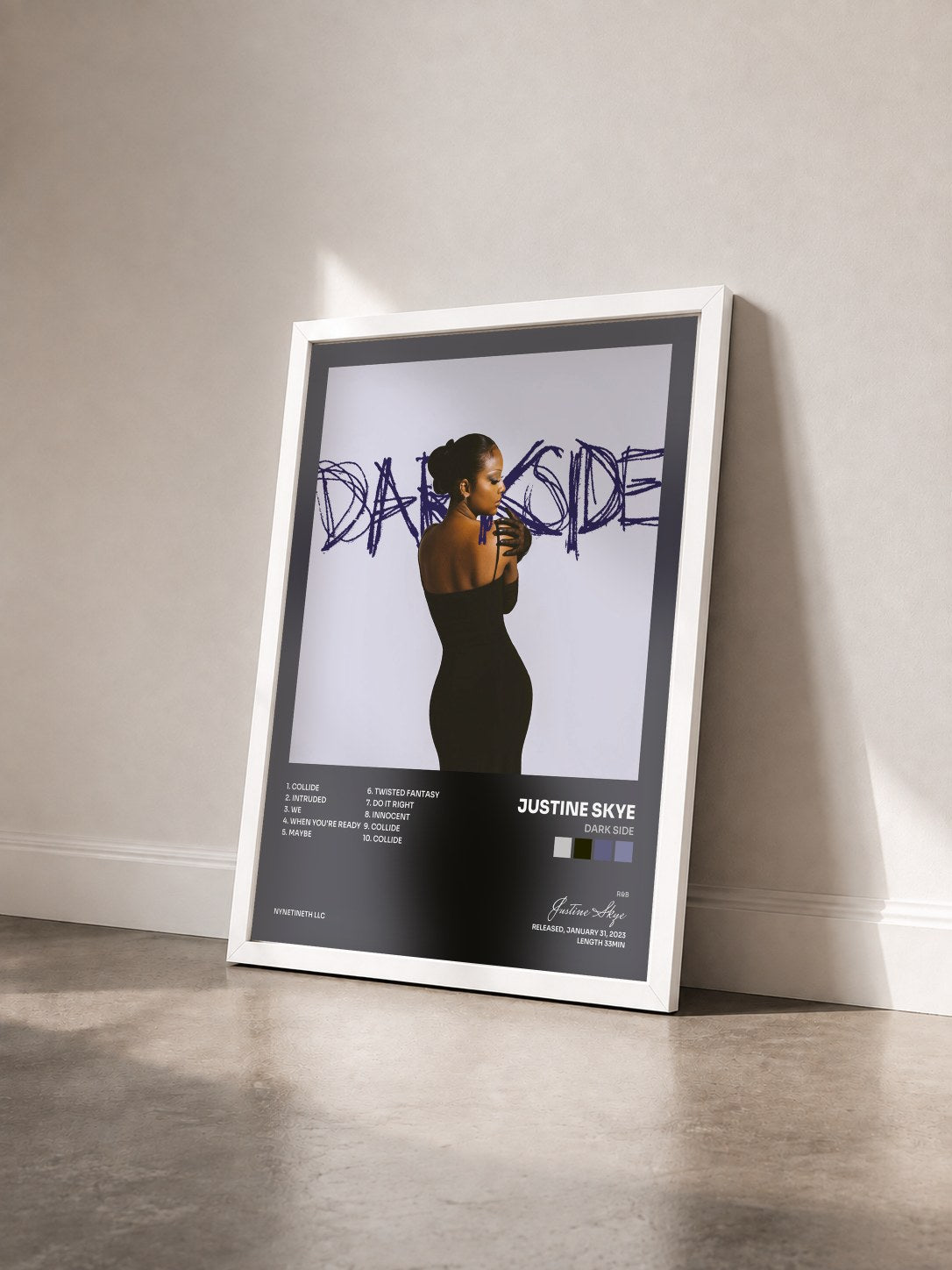 #blanc Tableau de l'album Dark Side de Justine Skye vu de trois quarts, cadre blanc