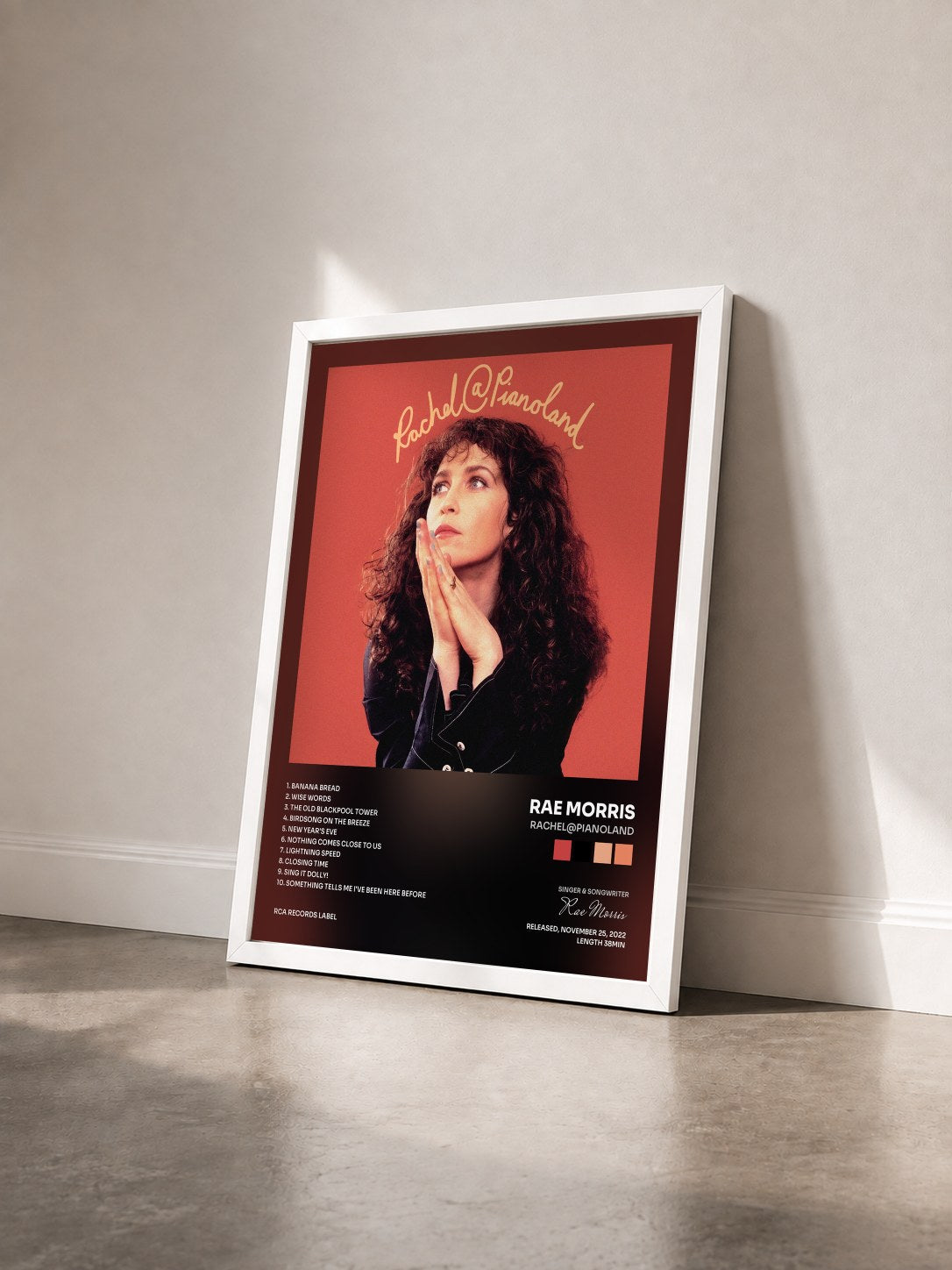 #blanc Tableau de l'album Rachel@Pianoland de Rae Morris vu de trois quarts, cadre blanc