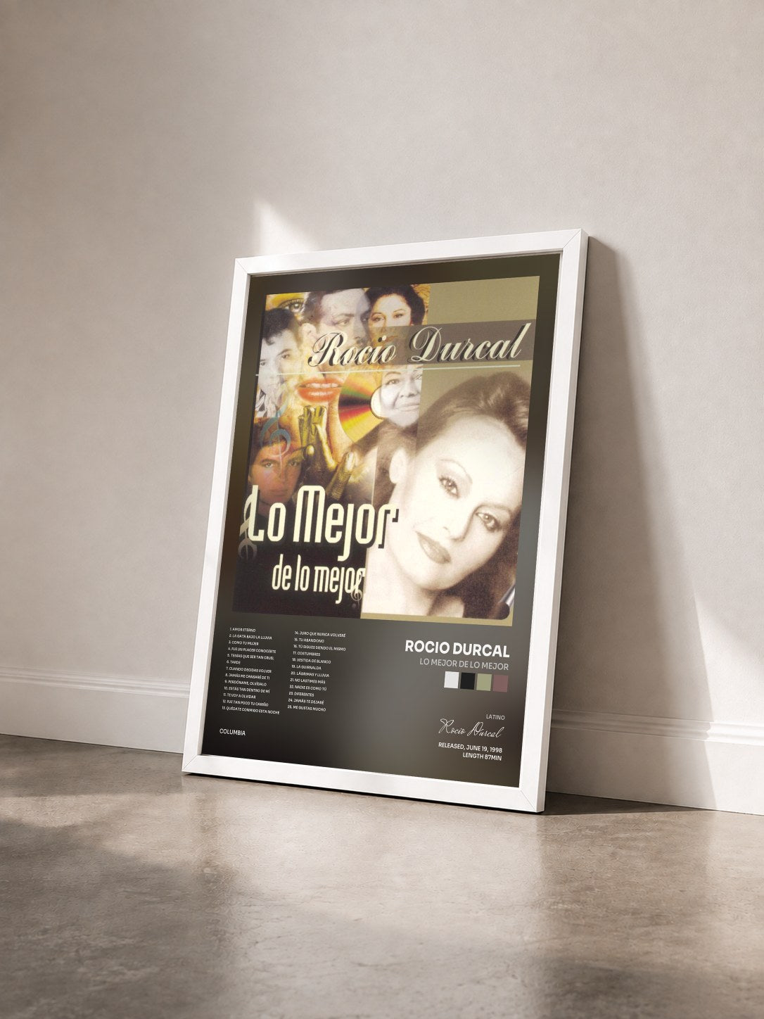 #blanc Tableau de l'album Lo Mejor De Lo Mejor de Rocio Durcal vu de trois quarts, cadre blanc