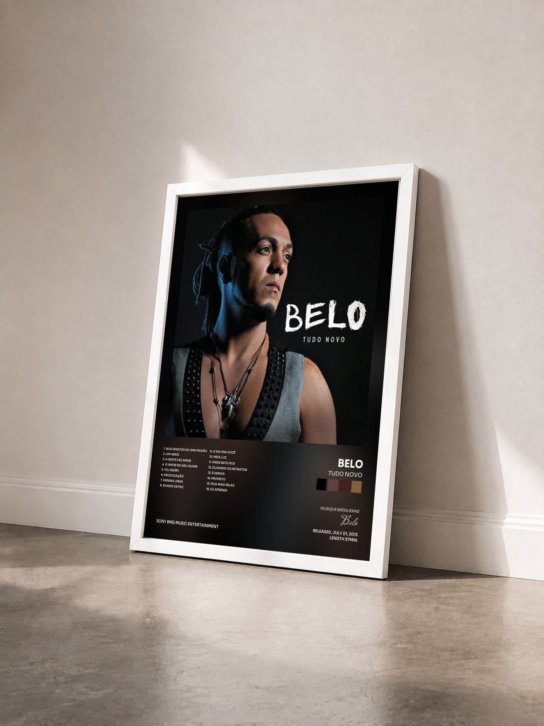 #blanc Tableau de l'album Tudo Novo de Belo vu de trois quarts, cadre blanc