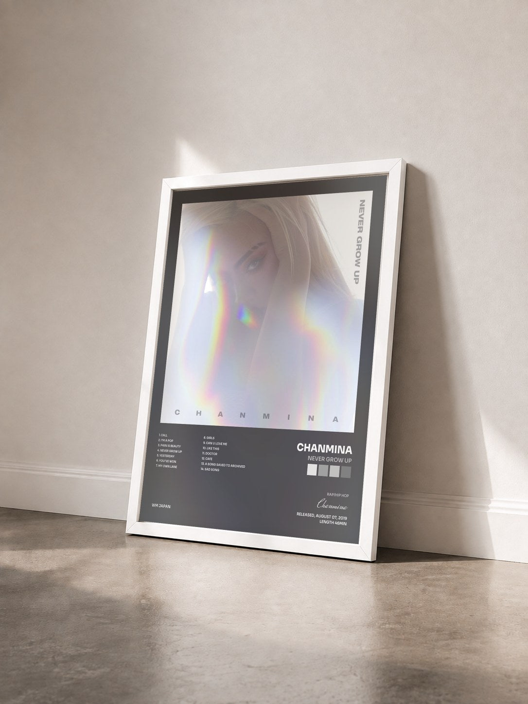 #blanc Tableau de l'album Never Grow Up de Chanmina vu de trois quarts, cadre blanc