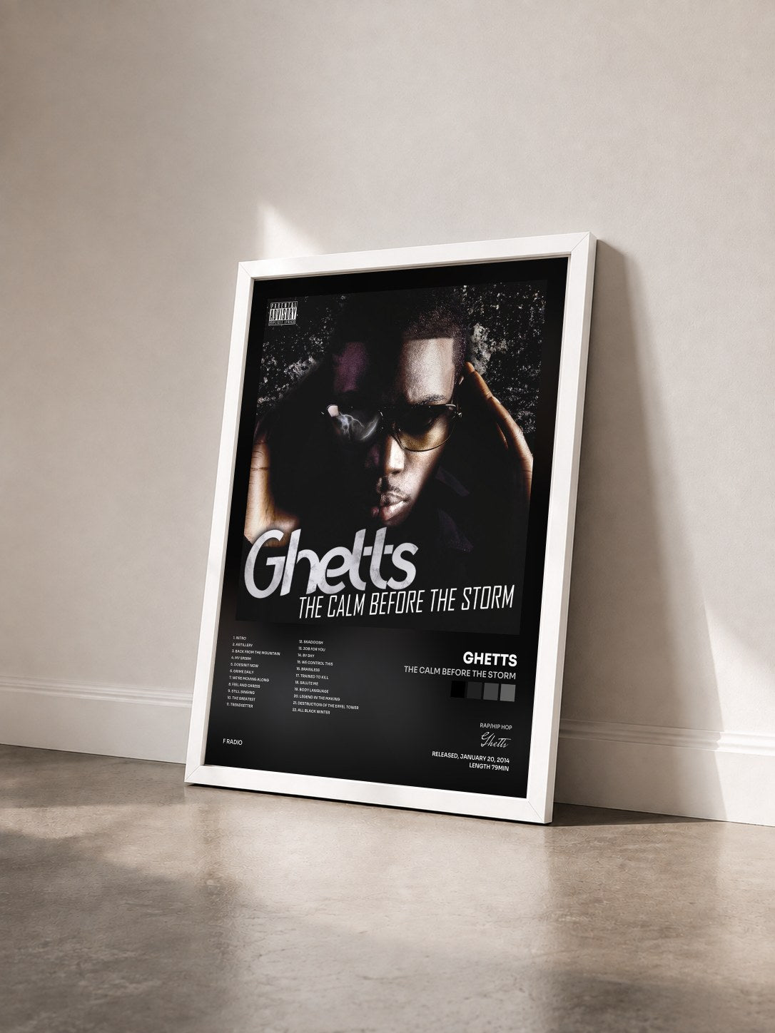 #blanc Tableau de l'album The Calm Before the Storm de Ghetts vu de trois quarts, cadre blanc