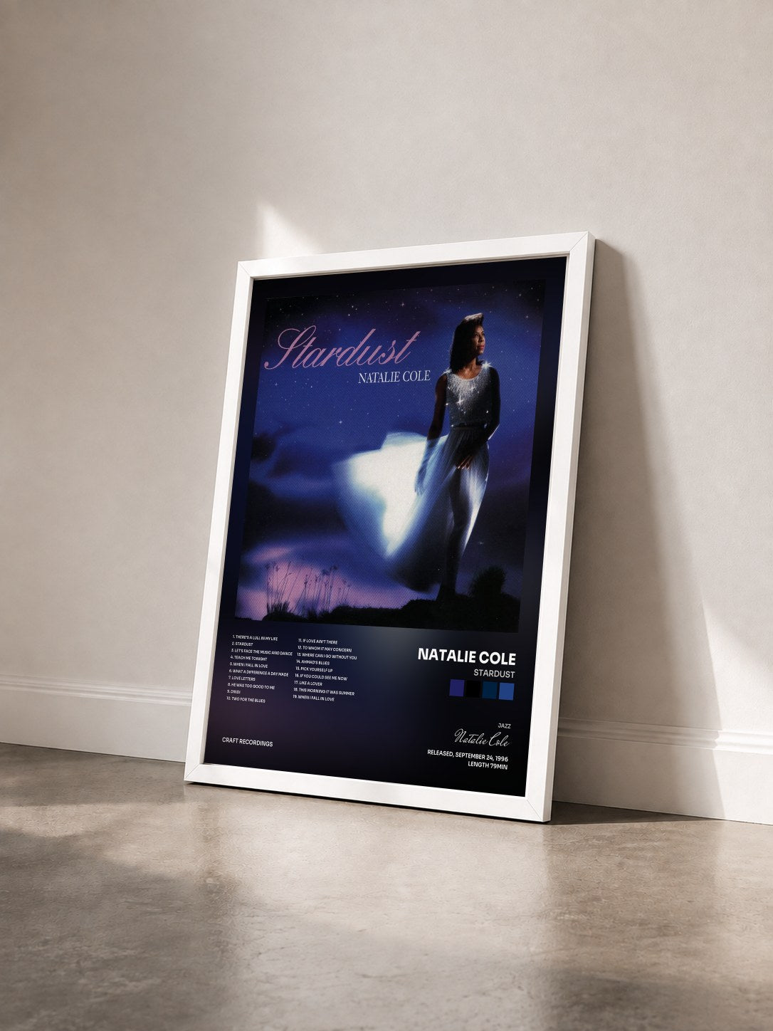 #blanc Tableau de l'album Stardust de Natalie Cole vu de trois quarts, cadre blanc