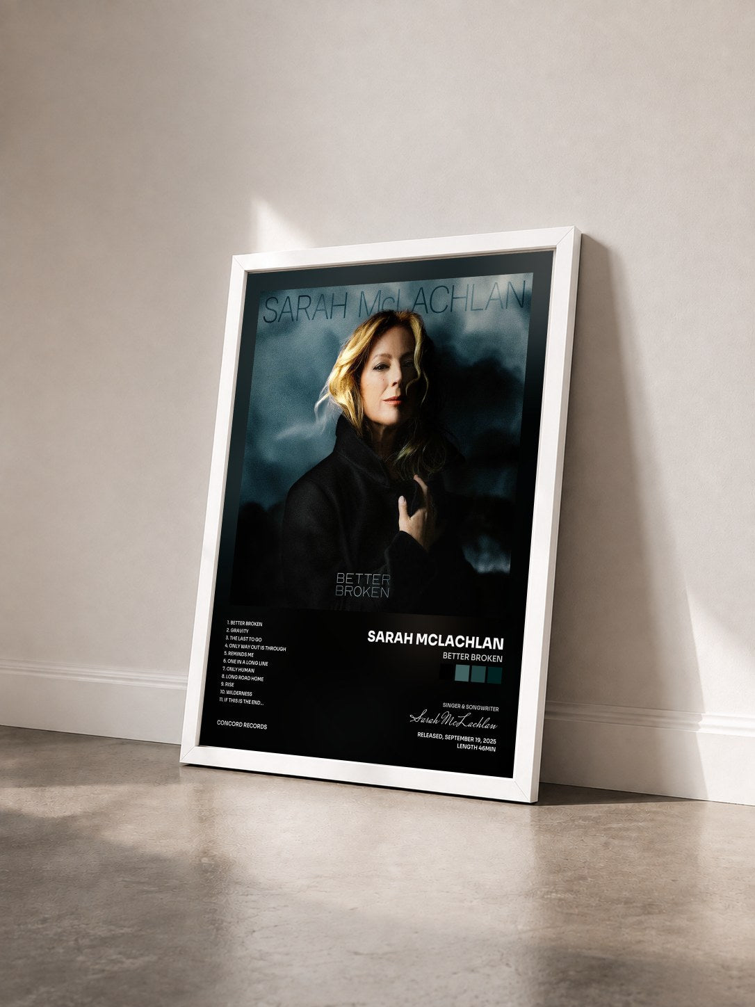 #blanc Tableau de l'album Better Broken de Sarah McLachlan vu de trois quarts, cadre blanc