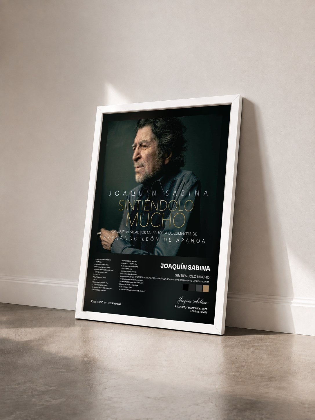 #blanc Tableau de l'album Sintiéndolo Mucho (Un Viaje Musical por la Película Documental de Fernando León de Aranoa) de Joaquín Sabina vu de trois quarts, cadre blanc