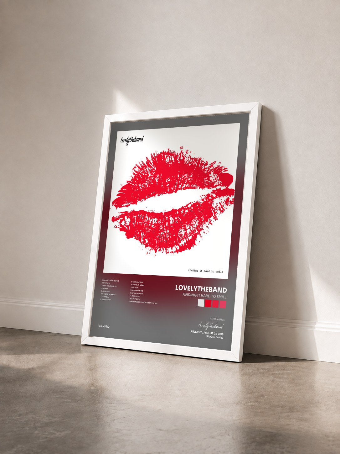 #blanc Tableau de l'album finding it hard to smile de lovelytheband vu de trois quarts, cadre blanc