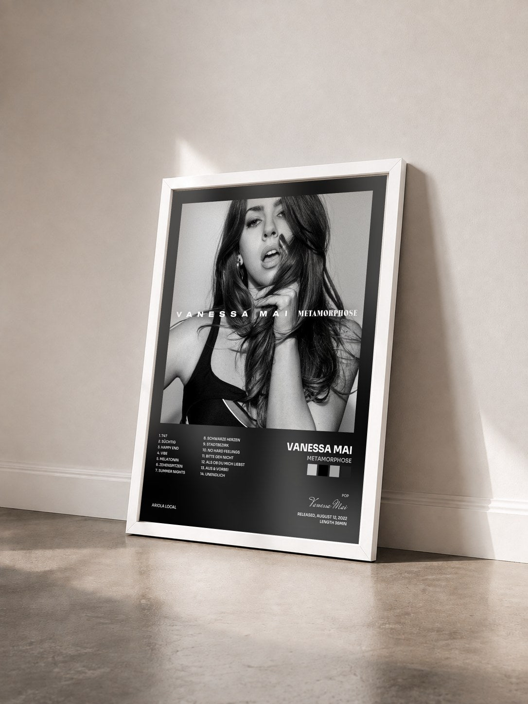 #blanc Tableau de l'album METAMORPHOSE de Vanessa Mai vu de trois quarts, cadre blanc