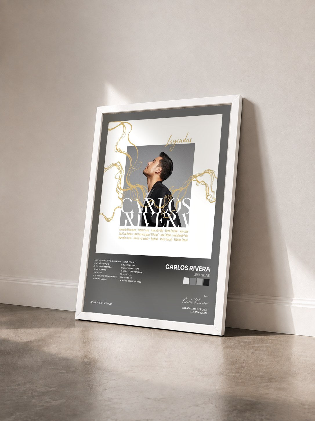 #blanc Tableau de l'album Leyendas de Carlos Rivera vu de trois quarts, cadre blanc