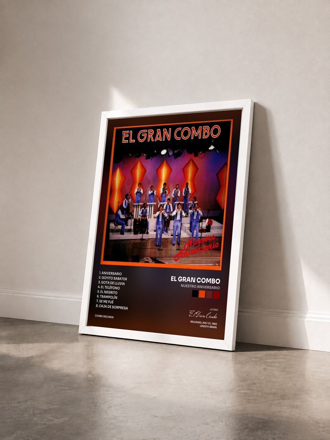 #blanc Tableau de l'album Nuestro Aniversario de El Gran Combo vu de trois quarts, cadre blanc