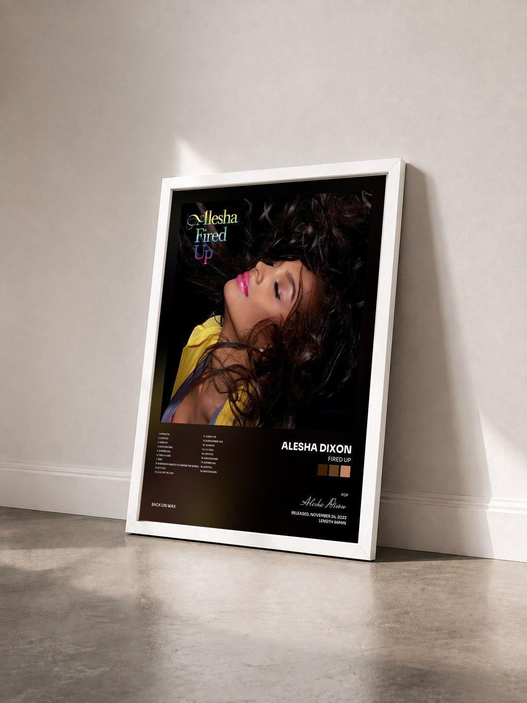 #blanc Tableau de l'album Fired Up de Alesha Dixon vu de trois quarts, cadre blanc