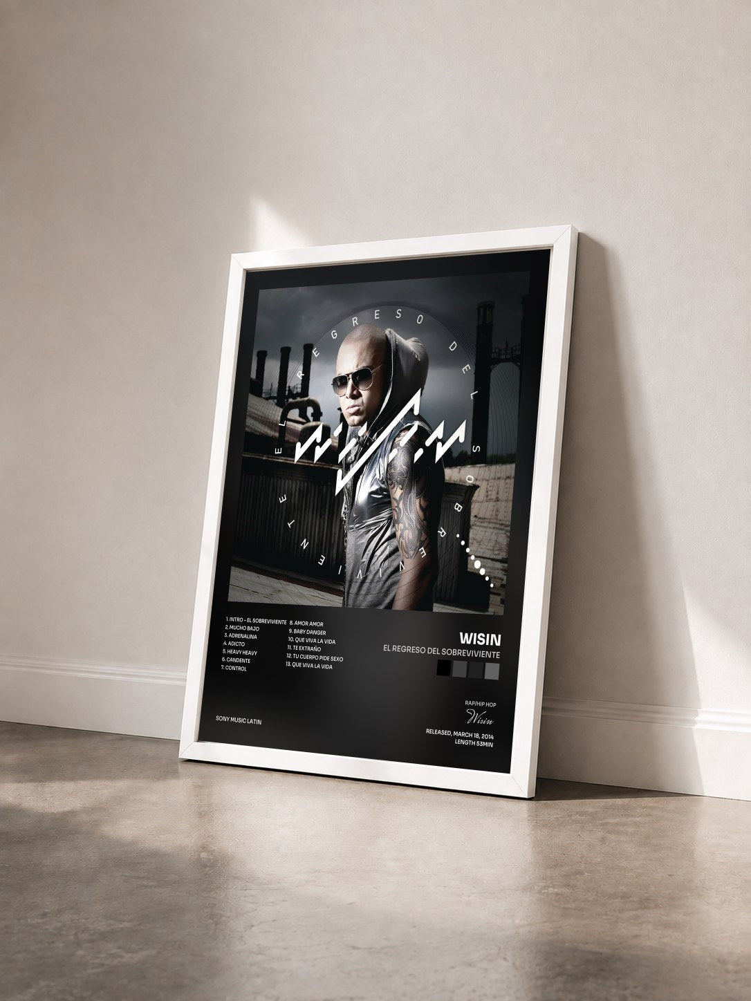 #blanc Tableau de l'album El Regreso del Sobreviviente de Wisin vu de trois quarts, cadre blanc