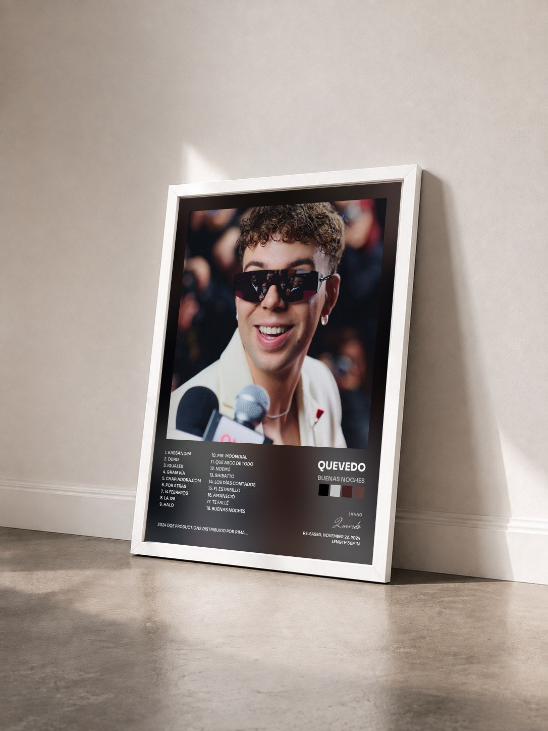 #blanc Tableau de l'album BUENAS NOCHES de Quevedo vu de trois quarts, cadre blanc