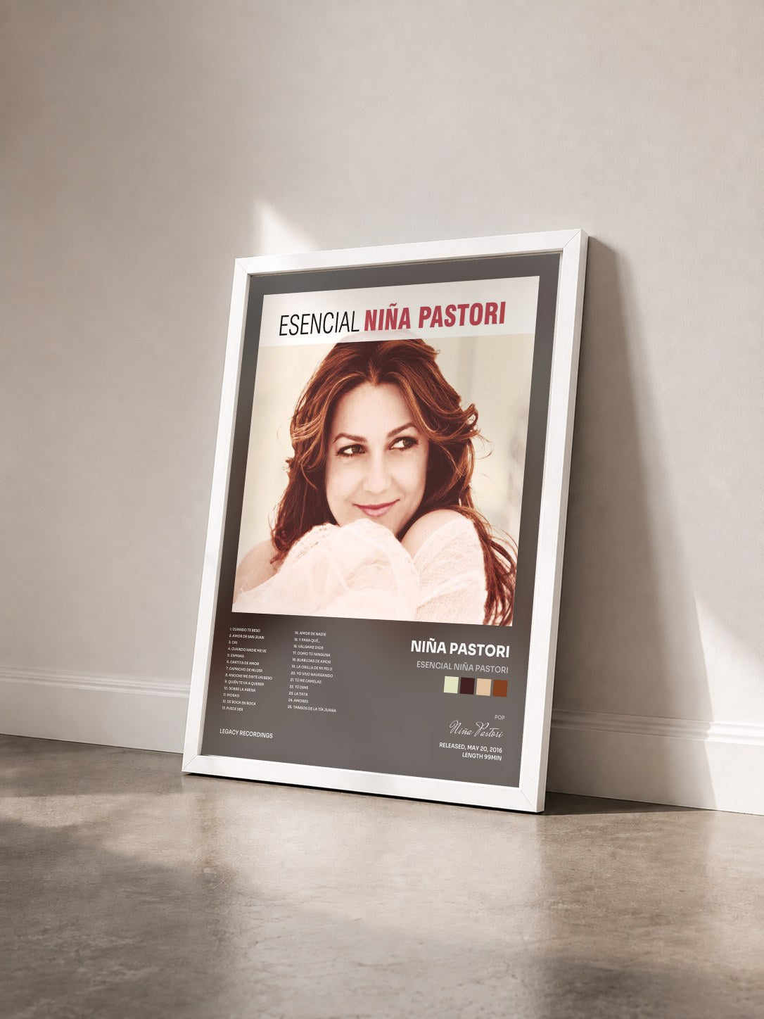 #blanc Tableau de l'album Esencial Niña Pastori de Niña Pastori vu de trois quarts, cadre blanc